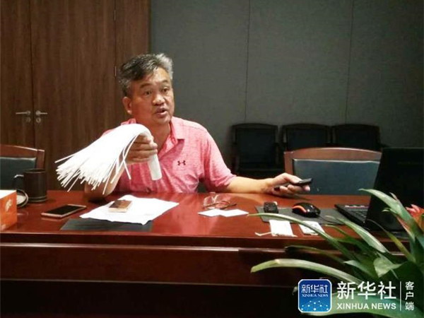 海南立昇净水科技实业有限公司董事长陈良刚手握PVC合金超滤膜,介绍相关技术 海南立昇净水科技实业有限公司董事长陈良刚手握PVC合金超滤膜,介绍相关技术