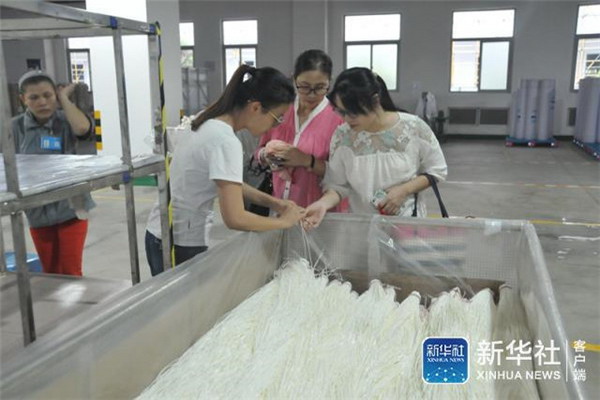 工作人员正在介绍立昇PVC合金超滤膜膜丝 工作人员正在介绍立昇PVC合金超滤膜膜丝