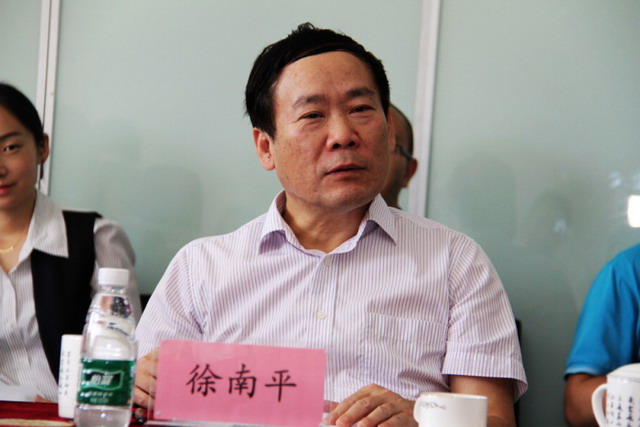 邓麦村陪同徐南平调研中科院遗传与发育生物学研究所 邓麦村陪同徐南平调研中科院遗传与发育生物学研究所
