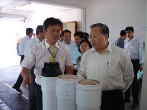 2005年4月23日,时任全国人大常委会副委员长、中国科学院院长路甬祥视察立升海口工厂 2005年4月23日,时任全国人大常委会副委员长、中国科学院院长路甬祥视察立升海口工厂