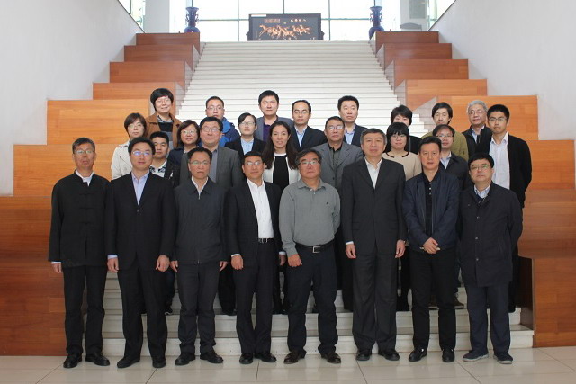 中国科学院大连化学物理研究所曹义鸣（第二排右四）和贵阳时代沃顿科技有限公司总经理金焱（第一排左二）参加
