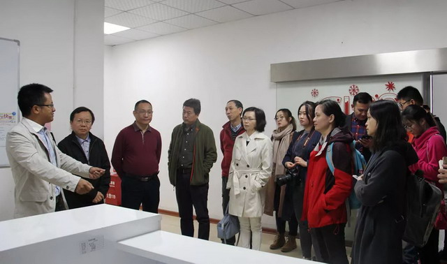 陈澍总经理(左三)与郑煜铭博士(左一)向交流团介绍中科贝思达纳米口罩 陈澍总经理(左三)与郑煜铭博士(左一)向交流团介绍中科贝思达纳米口罩