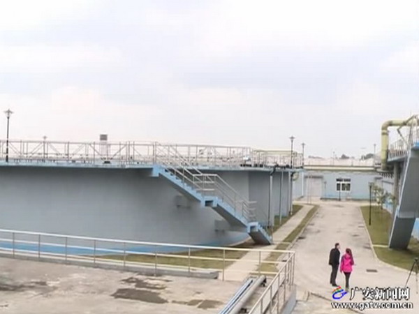 前锋区西部牛仔城污水处理厂分为两期建设，一期占地38.2亩，计划投资1.5亿元，主要承担前锋城区以及工业园区生活污水及工业污水的处理，日处理生活废水和工业废水各1万吨，对前锋辖区的生产、生活污水处理并回收利用，对工业纯水制备并供给生活用水，有效解决前锋区的污水处理和水源问题。该项目还是广安市首个采用RO技术处理污水，即在一定的压力下，水分子可以通过RO膜，而源水中的无机盐、重金属离子、有机物、胶体、细菌、病毒等杂质无法通过RO膜，从而达到更好的污水处理效果。