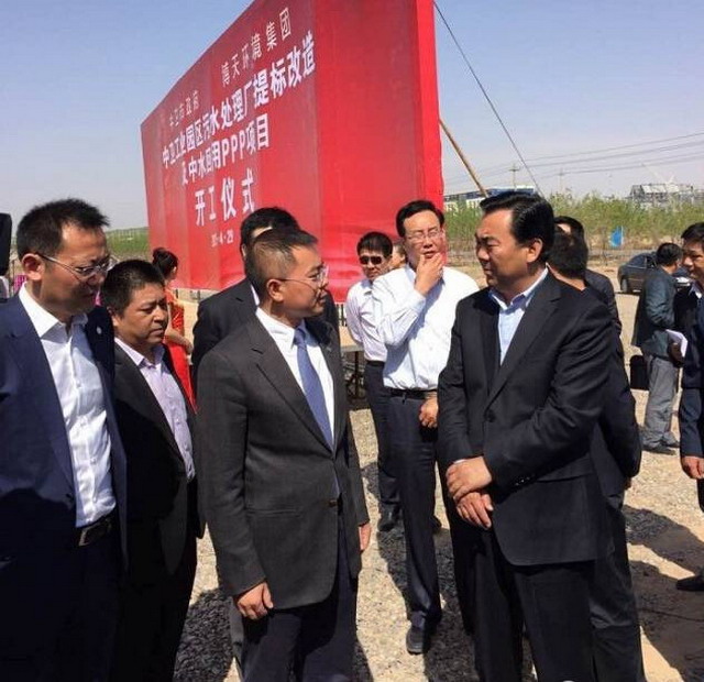 博天环境董事长赵笠钧(中)与宁夏回族自治区党委常委、中卫市委书记马廷礼交谈 博天环境董事长赵笠钧(中)与宁夏回族自治区党委常委、中卫市委书记马廷礼交谈
