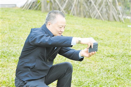 参加中国城镇水务发展国际研讨会的专家侯立安院士在拍摄凤翔湿地公园美景。 参加中国城镇水务发展国际研讨会的专家侯立安院士在拍摄凤翔湿地公园美景。