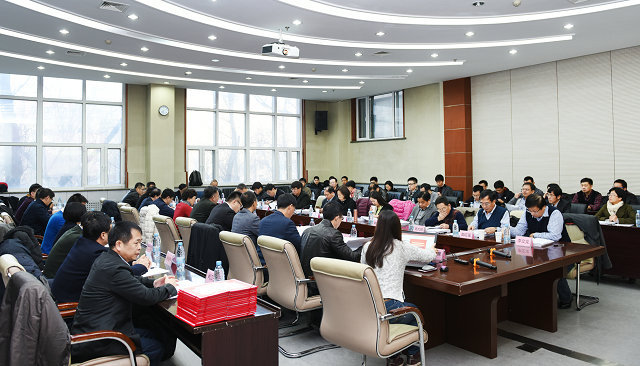国家重点研发计划重点基础材料重点专项“新型氟硅材料制备关键技术”和“新型特种陶瓷材料制备关键技术”两个项目实施方案论证会。重点专项专家组、科技部高技术中心领导、哈尔滨工业大学科工院相关负责人、项目(课题)承担单位负责人及课题组主要成员60余人参加会议。“新型特种陶瓷材料制备关键技术”项目负责人贾德昌教授作的项目实施方案汇报以及项目各子课题负责人的课题实施方案的汇报。 国家重点研发计划重点基础材料重点专项“新型氟硅材料制备关键技术”和“新型特种陶瓷材料制备关键技术”两个项目实施方案论证会。重点专项专家组、科技部高技术中心领导、哈尔滨工业大学科工院相关负责人、项目(课题)承担单位负责人及课题组主要成员60余人参加会议。“新型特种陶瓷材料制备关键技术”项目负责人贾德昌教授作的项目实施方案汇报以及项目各子课题负责人的课题实施方案的汇报。