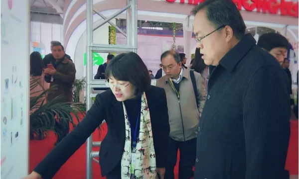 国家工业和信息化部节能与综合利用司司长高云虎(右一)莅临易态科技展位视察指导 国家工业和信息化部节能与综合利用司司长高云虎(右一)莅临易态科技展位视察指导