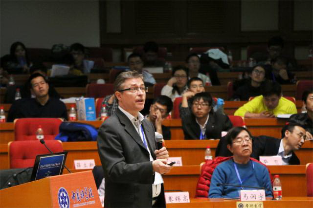丹麦科技大学教授、Aquaporin A/S公司首席技术官Claus Hélix-Nielsen教授做主旨演讲 丹麦科技大学教授、Aquaporin A/S公司首席技术官Claus Hélix-Nielsen教授做主旨演讲