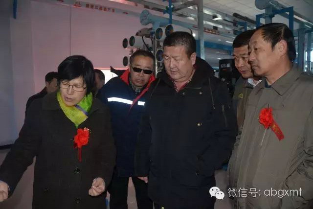 2016年12月5日,阿巴嘎旗别力古台镇净化水厂启动仪式隆重举行,该项工程总投入1410万元,由旗给排水公司主持建设、北京科泰兴达高新科技有限公司承建。11月25日全部建成并投入正常运行,日处理净化水能力达到5000立方米。参加启动仪式的领导们参观了净化水车间,内蒙古科泰隆达环保科技有限公司董事长孟繁欣(左一)介绍说,净化水质提标改造工程采用超滤+反渗透工艺进行处理,最终使出水水质达到优于国家《城镇居民生活饮用水卫生标准》。 2016年12月5日,阿巴嘎旗别力古台镇净化水厂启动仪式隆重举行,该项工程总投入1410万元,由旗给排水公司主持建设、北京科泰兴达高新科技有限公司承建。11月25日全部建成并投入正常运行,日处理净化水能力达到5000立方米。参加启动仪式的领导们参观了净化水车间,内蒙古科泰隆达环保科技有限公司董事长孟繁欣(左一)介绍说,净化水质提标改造工程采用超滤+反渗透工艺进行处理,最终使出水水质达到优于国家《城镇居民生活饮用水卫生标准》。