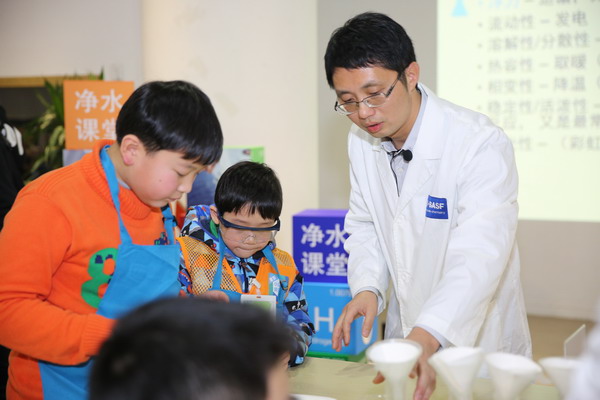 巴斯夫廖波博士在“净水课堂”上指导孩子们进行互动实验 巴斯夫廖波博士在“净水课堂”上指导孩子们进行互动实验