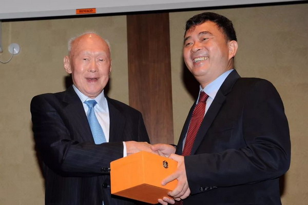 蓝伟光与新加坡内阁资政李光耀合影 蓝伟光与新加坡内阁资政李光耀合影