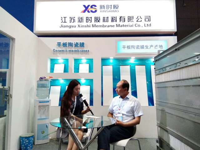 在2017上海环保展上江苏新时膜材料有限公司负责人接受新闻媒体的采访 在2017上海环保展上江苏新时膜材料有限公司负责人接受新闻媒体的采访