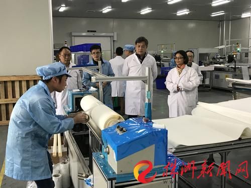 彭军正在给考察对象介绍企业产品