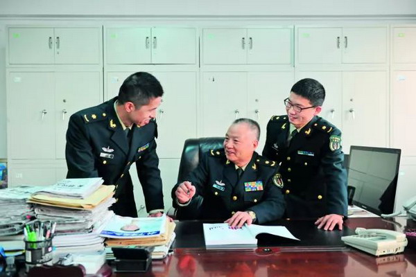 侯立安院士（中）与团队成员探讨问题