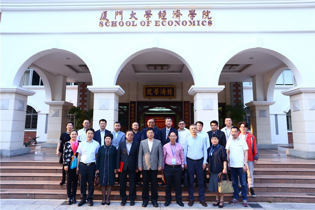 4月4日,由厦门大学经济学院、厦门大学水科技与政策研究中心联合主办的厦门大学首届“饮用水与健康”学术交流会在厦大经济学院举行,活动邀请到了新加坡细胞与分子生物学研究院院长、国际知名细胞膜研究专家洪万进教授,美国康奈尔大学经济学与国际研究讲席教授、厦门大学王亚南经济研究院与经济学院洪永淼教授,第三军医大学环境卫生学教研室主任舒为群教授,华中科技大学同济医学院吴志刚教授,广西大学医学院院长、厦门大学器官移植研究所所长齐忠权教授,厦门市知识产权局局长、书记卢琳兵和厦门大学水科技与政策研究中心首席科学家蓝伟光教授(后排右6)莅会发言。 4月4日,由厦门大学经济学院、厦门大学水科技与政策研究中心联合主办的厦门大学首届“饮用水与健康”学术交流会在厦大经济学院举行,活动邀请到了新加坡细胞与分子生物学研究院院长、国际知名细胞膜研究专家洪万进教授,美国康奈尔大学经济学与国际研究讲席教授、厦门大学王亚南经济研究院与经济学院洪永淼教授,第三军医大学环境卫生学教研室主任舒为群教授,华中科技大学同济医学院吴志刚教授,广西大学医学院院长、厦门大学器官移植研究所所长齐忠权教授,厦门市知识产权局局长、书记卢琳兵和厦门大学水科技与政策研究中心首席科学家蓝伟光教授(后排右6)莅会发言。