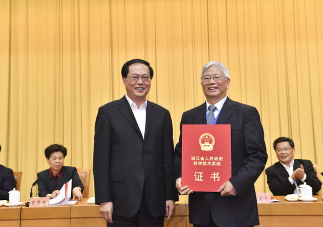 省委书记、省人大常委会主任车俊为2017年度浙江省科学技术重大贡献奖获得者高从堦颁奖