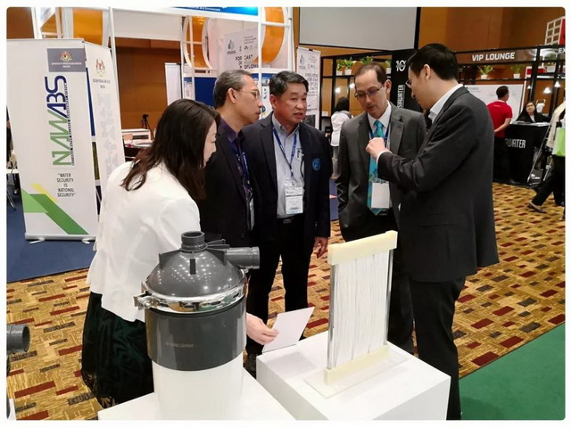 马来西亚建筑商公会秘书长Mr.Dennis Tan及相关政府官员参观展台 马来西亚建筑商公会秘书长Mr.Dennis Tan及相关政府官员参观展台