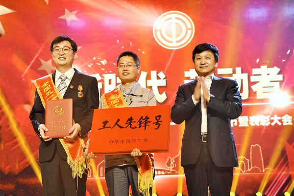 碧水源总工程师、教授级高工、北京市劳动模范俞开昌（中）