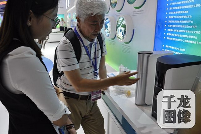北京碧水源膜科技有限公司研发中心副主任刘德祥向观众介绍和演示不同的纳滤净水机 北京碧水源膜科技有限公司研发中心副主任刘德祥向观众介绍和演示不同的纳滤净水机