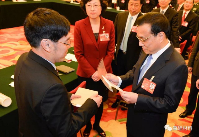 张永明博士人代会上向李克强总理汇报离子膜科技成果 张永明博士人代会上向李克强总理汇报离子膜科技成果