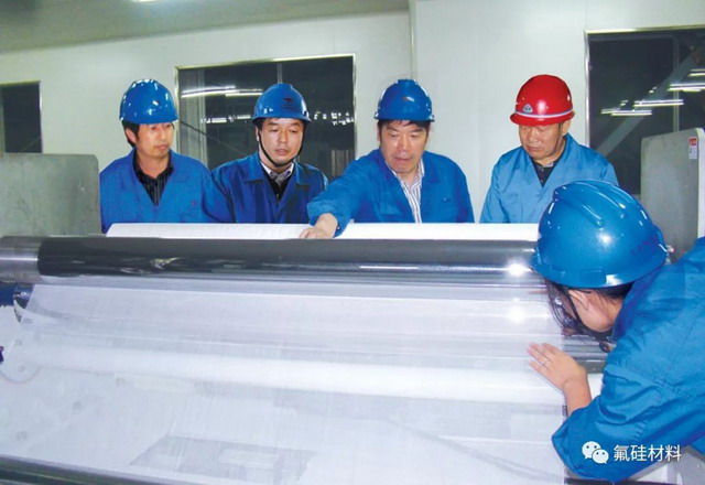 2009年9月22日,历时八年科研技术攻关的离子膜在东岳集团成功下线。 2009年9月22日,历时八年科研技术攻关的离子膜在东岳集团成功下线。