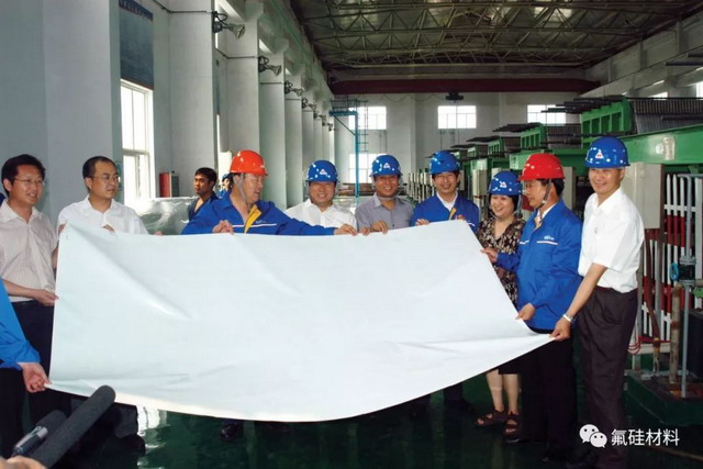 2010年6月30日,东岳集团离子膜应用于万吨装置施工现场,张建宏董事长和专家、工程技术人员展示国产离子膜。 2010年6月30日,东岳集团离子膜应用于万吨装置施工现场,张建宏董事长和专家、工程技术人员展示国产离子膜。