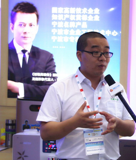宁波龙巍环境科技有限公司营销总监程津灵正在接受慧聪净水网采访 宁波龙巍环境科技有限公司营销总监程津灵正在接受慧聪净水网采访
