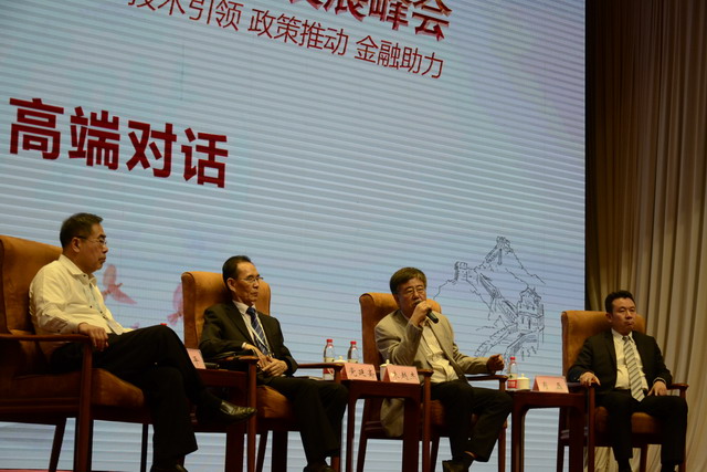 中国膜工业协会石油和化工膜技术应用专业委员会秘书长党延斋(左二) 中国膜工业协会石油和化工膜技术应用专业委员会秘书长党延斋(左二)