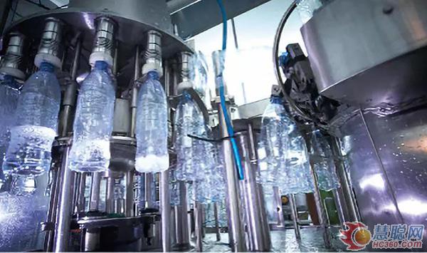 与海水淡化设施相邻的饮用水罐装工厂