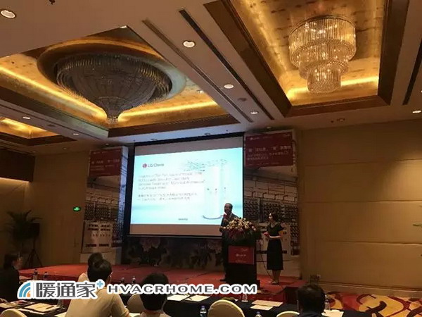 LG化学水处理事业部亚太区技术总监前田恭志先生与LG中国区技术总监沈彬蔚女士一道介绍LG“高通量 LG化学水处理事业部亚太区技术总监前田恭志先生与LG中国区技术总监沈彬蔚女士一道介绍LG“高通量