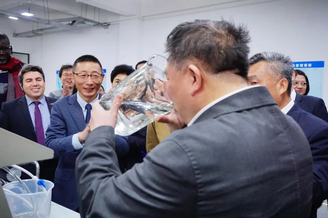 全国人大副委员长陈竺和联合国官员到访立升苏州基地 全国人大副委员长陈竺和联合国官员到访立升苏州基地