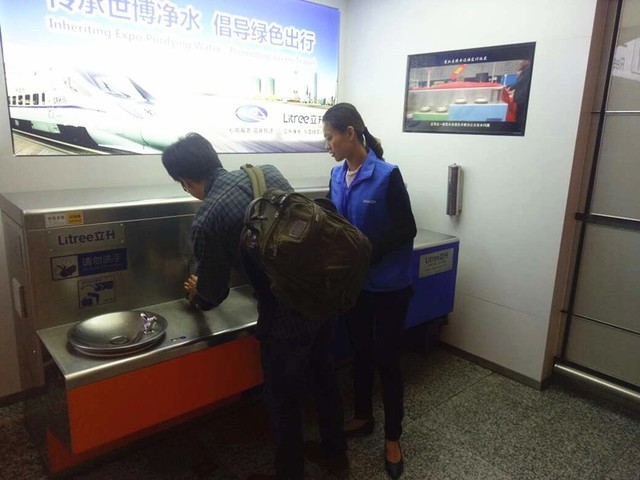 进博会期间高铁虹桥站旅客喝上直饮水立昇再次点亮了 进博会期间高铁虹桥站旅客喝上直饮水立昇再次点亮了