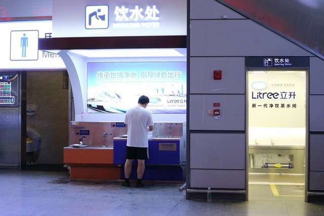 进博会期间高铁虹桥站旅客喝上直饮水立昇再次点亮了 进博会期间高铁虹桥站旅客喝上直饮水立昇再次点亮了