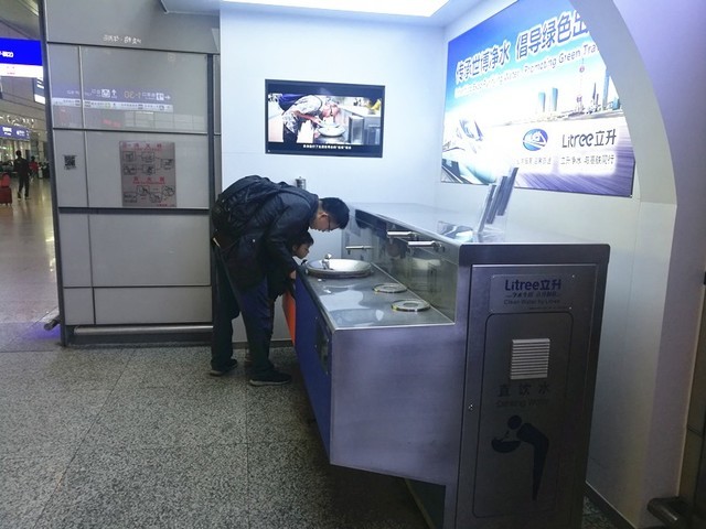 进博会期间高铁虹桥站旅客喝上直饮水立昇再次点亮了 进博会期间高铁虹桥站旅客喝上直饮水立昇再次点亮了