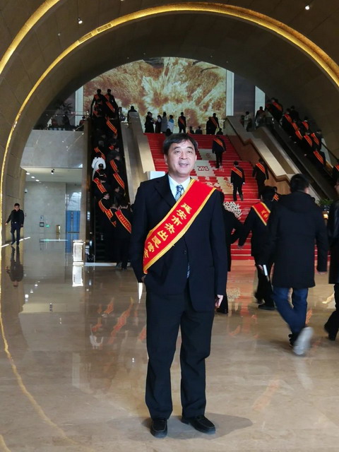 延安市民营经济发展大会授蓝伟光“杰出民营企业家” 延安市民营经济发展大会授蓝伟光“杰出民营企业家”