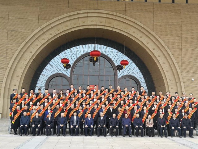 延安市民营经济发展大会授蓝伟光“杰出民营企业家” 延安市民营经济发展大会授蓝伟光“杰出民营企业家”