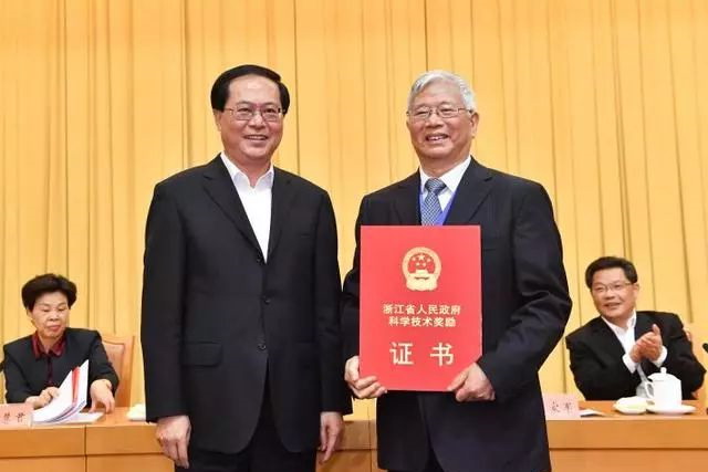 浙江省委书记、省人大常委会主任车俊（左）为2017年度省科学技术重大贡献奖获得者高从堦院士颁奖。