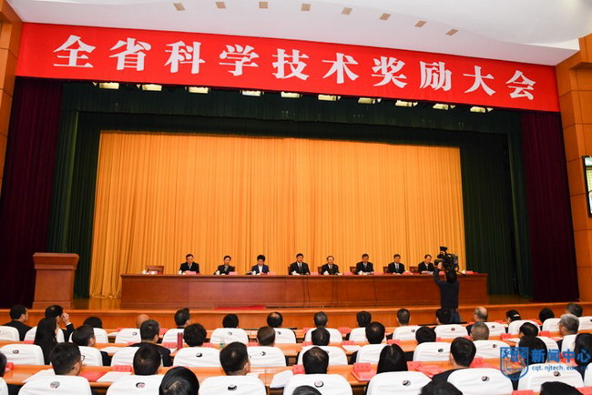 金万勤、德里奥利教授江苏省科技奖励大会上捧得大奖 金万勤、德里奥利教授江苏省科技奖励大会上捧得大奖