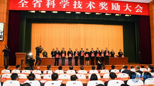 金万勤、德里奥利教授江苏省科技奖励大会上捧得大奖 金万勤、德里奥利教授江苏省科技奖励大会上捧得大奖
