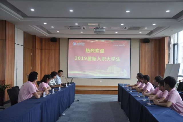 党建兵鼓励新入职大学生在久吾高科发掘自身发展潜力 党建兵鼓励新入职大学生在久吾高科发掘自身发展潜力