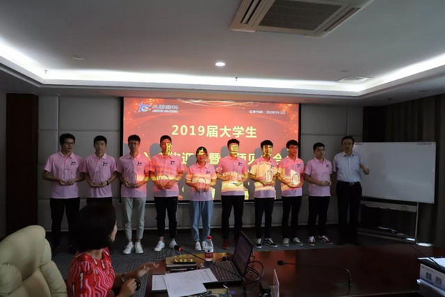党建兵鼓励新入职大学生在久吾高科发掘自身发展潜力 党建兵鼓励新入职大学生在久吾高科发掘自身发展潜力