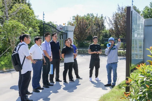 与会代表参观开创环保杭州余杭应急污水处理项目设施 与会代表参观开创环保杭州余杭应急污水处理项目设施