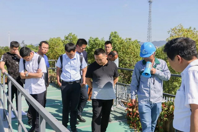 与会代表参观开创环保杭州余杭应急污水处理项目设施 与会代表参观开创环保杭州余杭应急污水处理项目设施