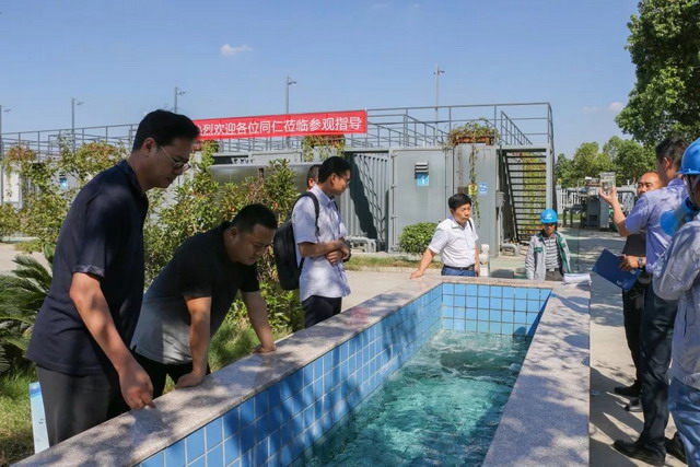 与会代表参观开创环保杭州余杭应急污水处理项目设施 与会代表参观开创环保杭州余杭应急污水处理项目设施