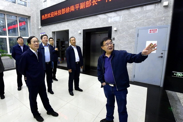 徐南平副部长一行在哈工大考察城市水环境重点实验室 徐南平副部长一行在哈工大考察城市水环境重点实验室