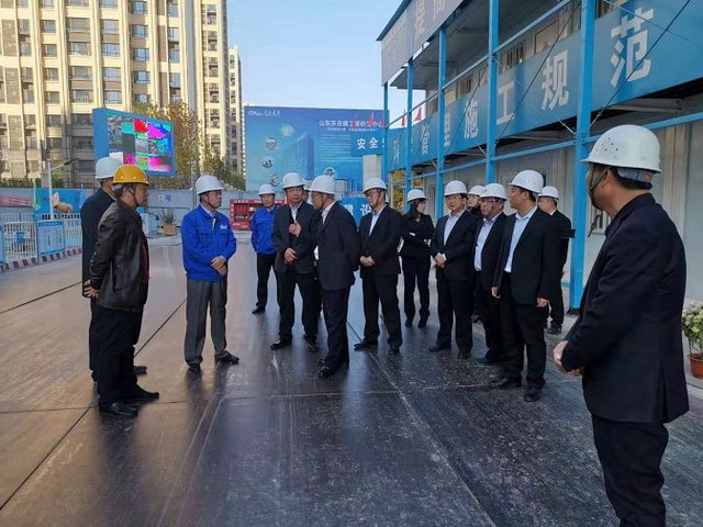 东岳董事局主席张建宏赴膜工程研发中心建设项目视察 东岳董事局主席张建宏赴膜工程研发中心建设项目视察