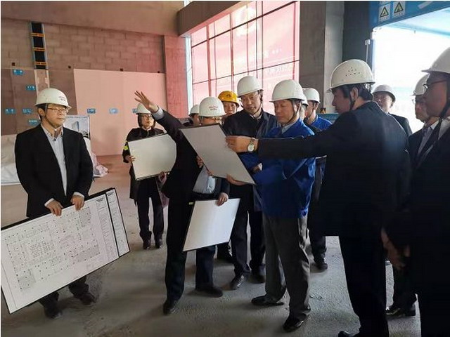 东岳董事局主席张建宏赴膜工程研发中心建设项目视察 东岳董事局主席张建宏赴膜工程研发中心建设项目视察
