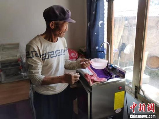 图为甘肃农民家里安装的“农村安全饮水净化器”。甘肃膜科院供图 图为甘肃农民家里安装的“农村安全饮水净化器”。甘肃膜科院供图