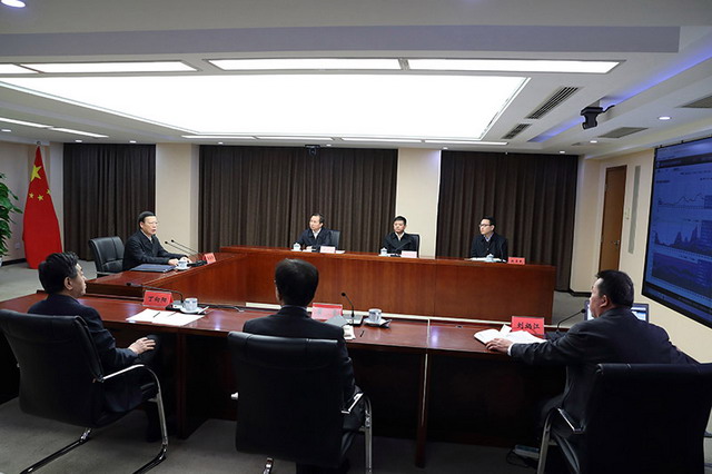 11月17日,国务院副总理张高丽到环境保护部调研并主持召开座谈会。这是张高丽在观看全国空气质量实时监测数据平台和京津冀传输通道城市重污染天气应急管理平台演示。 11月17日,国务院副总理张高丽到环境保护部调研并主持召开座谈会。这是张高丽在观看全国空气质量实时监测数据平台和京津冀传输通道城市重污染天气应急管理平台演示。